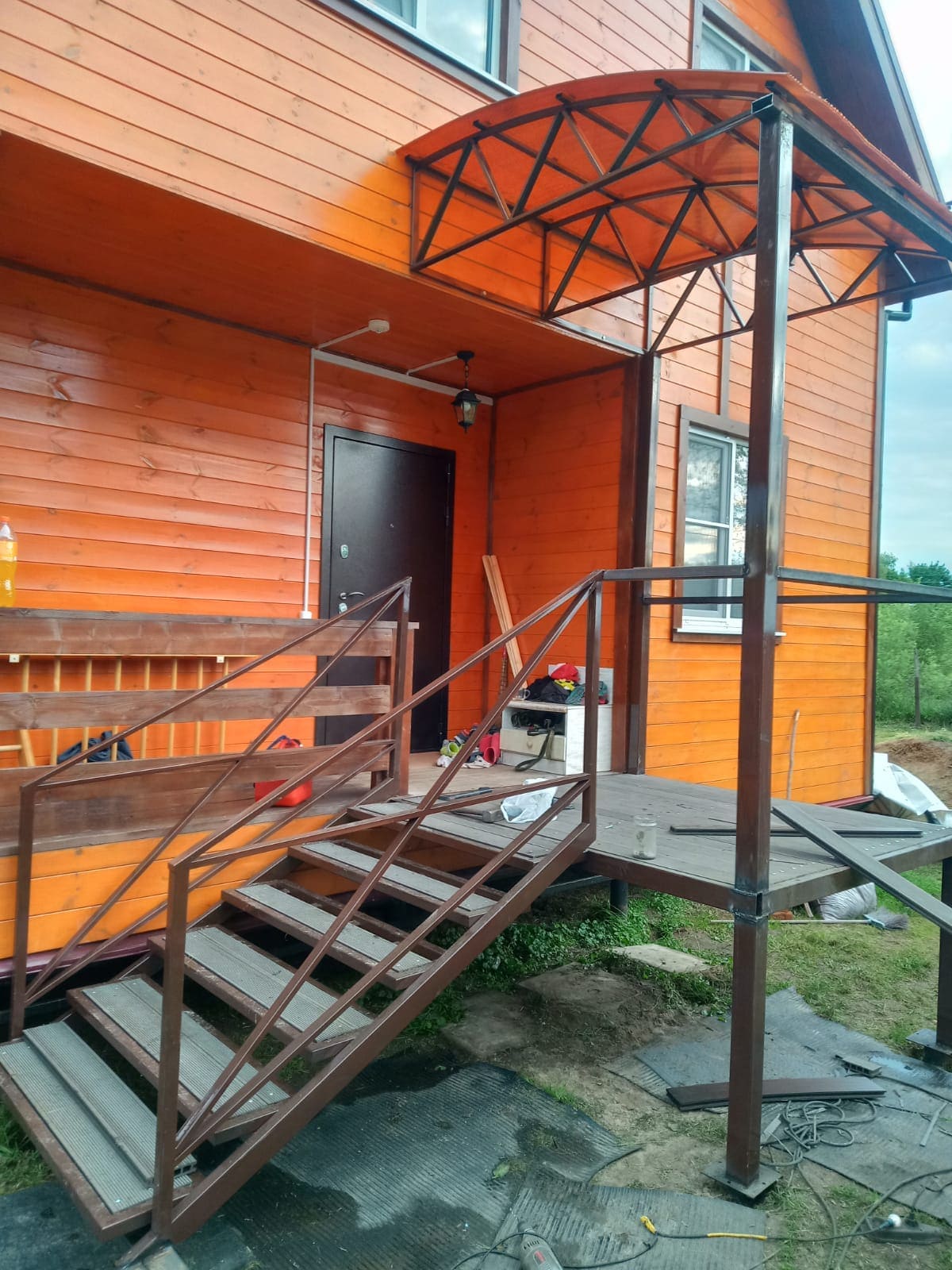 Металлическая терраса с перилами